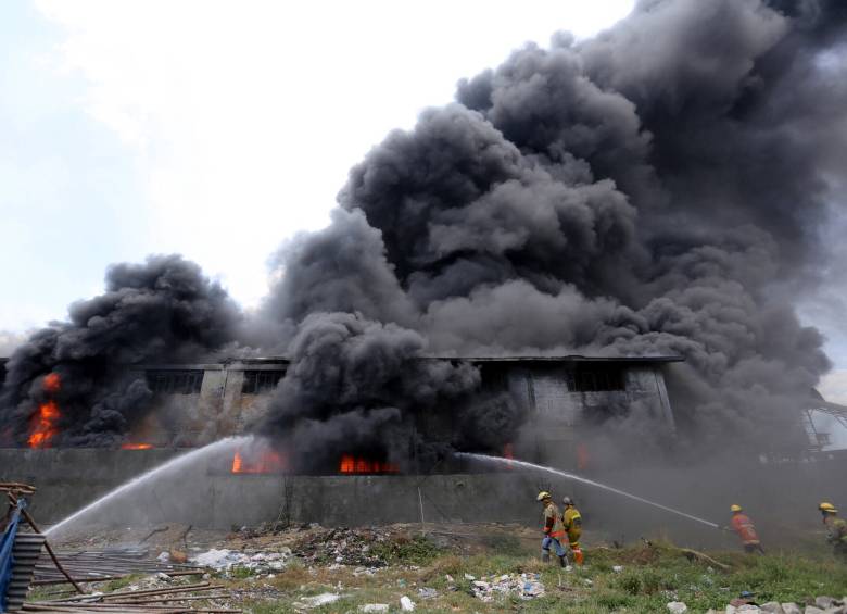 Ya son 72 los muertos en el incendio registrado el pasado miércoles en una fábrica de calzado en el municipio de Valenzuela, en Metro Manila. FOTO REUTERS