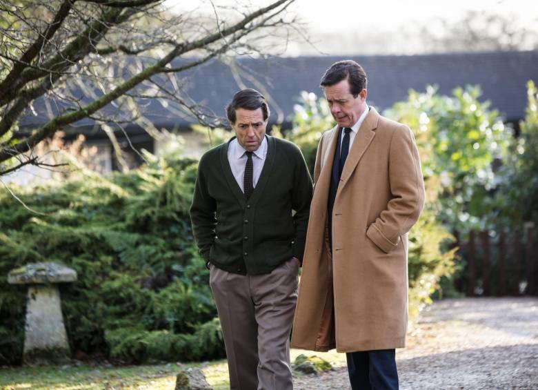 Hugh Grant y Alex Jennings, protagonistas de la serie. FOTO Cortesía AMC