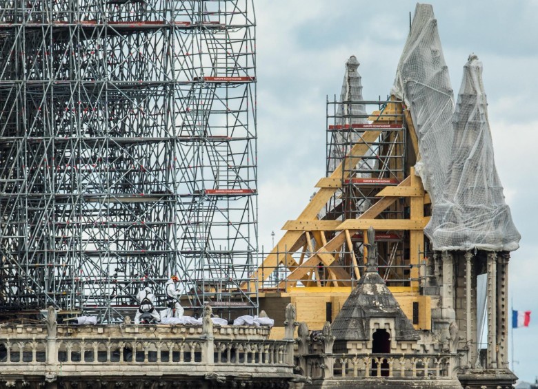 Vista de los trabajos de consolidación en la fachada de la Catedral de Notre Dame, este miércoles en París, Francia. FOTO: EFE