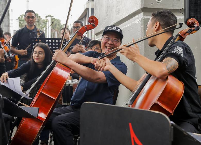 El violonchelista se detuvo a tocar con estudiantes y maestros de la Red de Escuelas de Música y al costado del Tranvía de Ayacucho interpretó con ellos un tango compuesto por Marco Blandón. Foto: Esteban Vanegas Londoño
