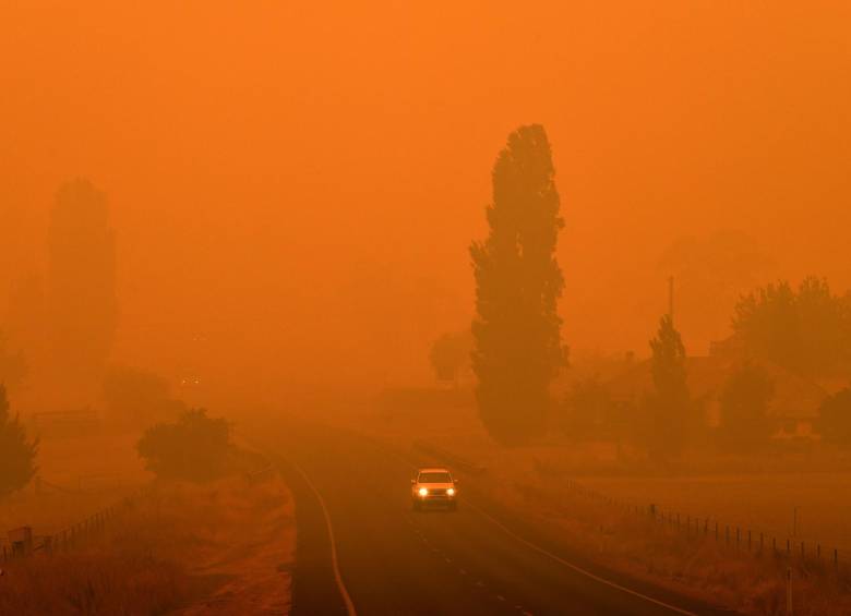 A pesar de que la temperatura disminuyó, en Australia continúan alrededor de 200 incendios activos. FOTO AFP