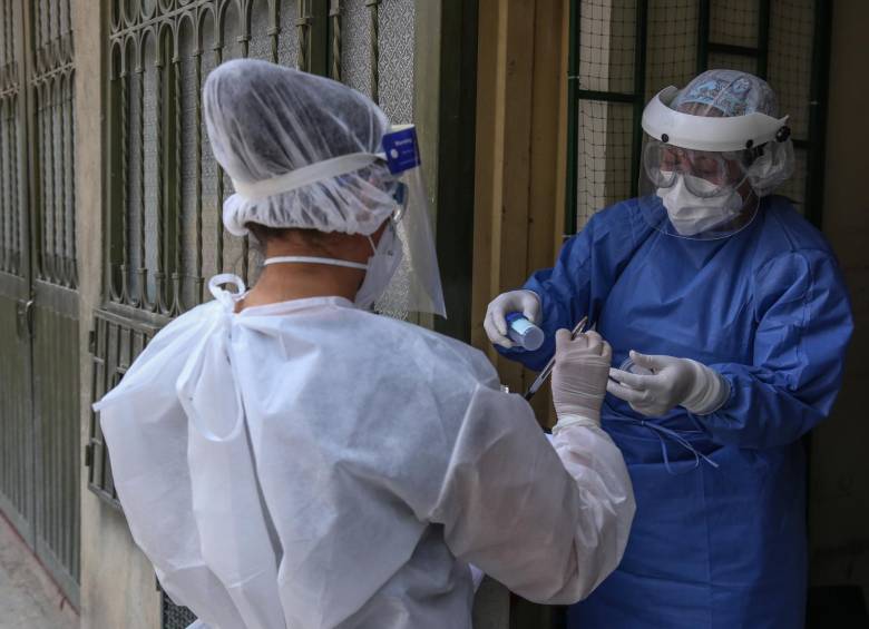 “La fuerza que nos cuida” es un reconocimiento a todas las personas que trabajan en la atención de pacientes sospechosos o diagnosticados con covid-19. Foto Colprensa