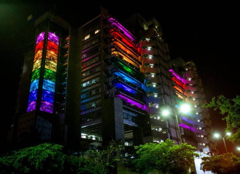 Así lució la fachada del Edificio Inteligente, sede administrativa de EPM. FOTO JULIO CÉSAR HERRERA