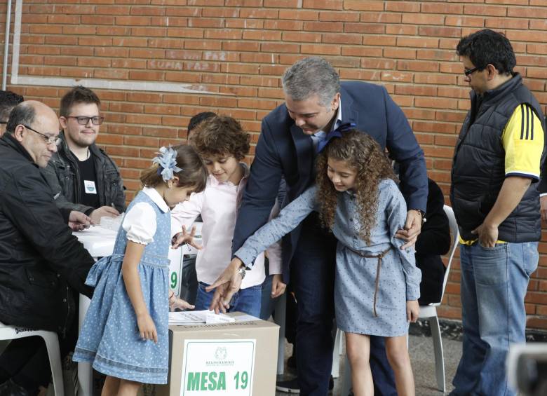 Iván Duque permitió que una de sus hijas depositara su voto en la urna del Instituto Pedagógico Nacional. 