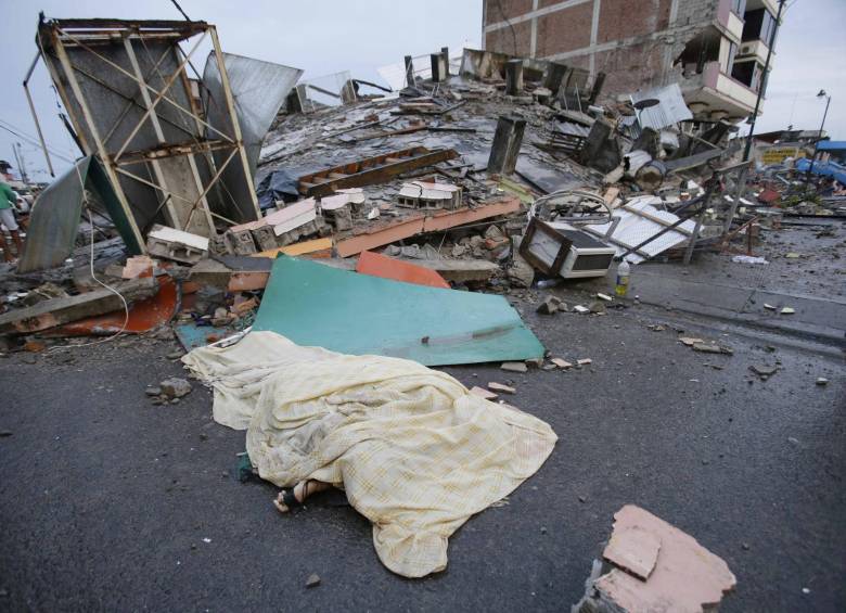 El peor terremoto en la historia ecuatoriana forzó al presidente del país, Rafael Correa, a decretar el Estado de Emergencia nacional. 