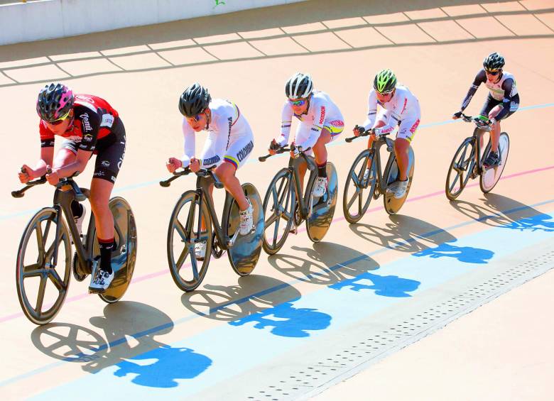 Jessica Parra, Milena Salcedo, Camila Valbuena, Lorena Colmenares y Carolina Upegui, dirigidas por John Jaime González y John Ramírez, listas para un año intenso. FOTO Edwin Bustamante