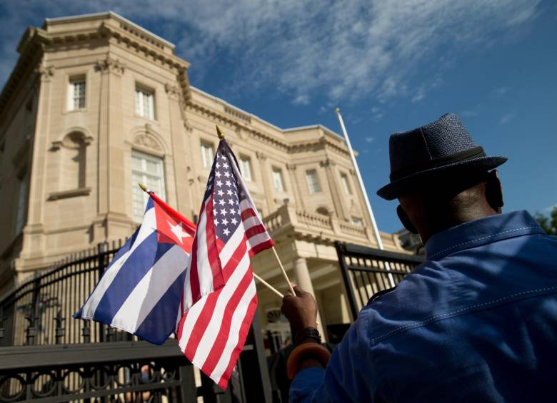La bandera de Cuba volvió a ondear en su sede diplomática de Washington, con una ceremonia solemne que encabezará el canciller cubano, Bruno Rodríguez y a la que asisten más de 500 invitados. FOTO AP