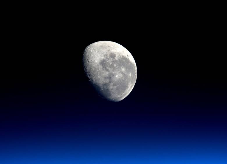 La Luna desde la Estación Espacial. Los chinos deben aterrizar una nave en ella para traer material del suelo. FOTO Nasa