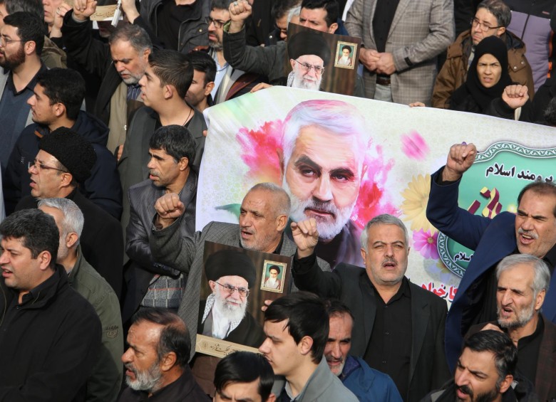 Cientos de personas salieron ayer a las calles de Teherán, Irán, para repudiar la muerte de Qasem Soleimani. FOTO AFP