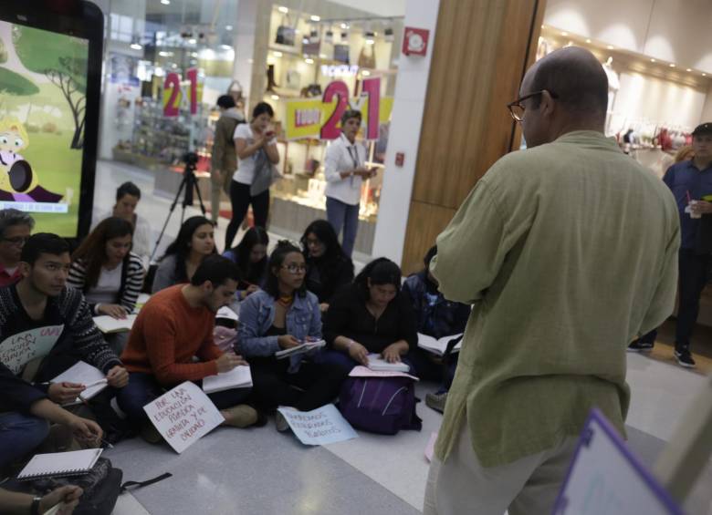El proyecto busca evitar que los empleadores dejen de contratar recién graduados porque “no tienen experiencia”. FOTO Colprensa