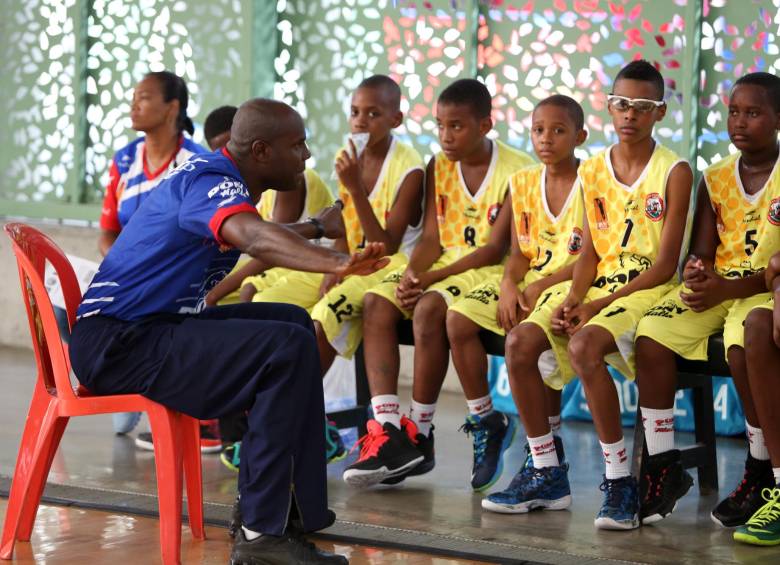 Los Pollitos del Chocó, fundados por Sissy Salas, llevan tres participaciones consecutivas en el Ponybásquet. Lucen disciplinados y atentos. FOTO cortesía los paisitas