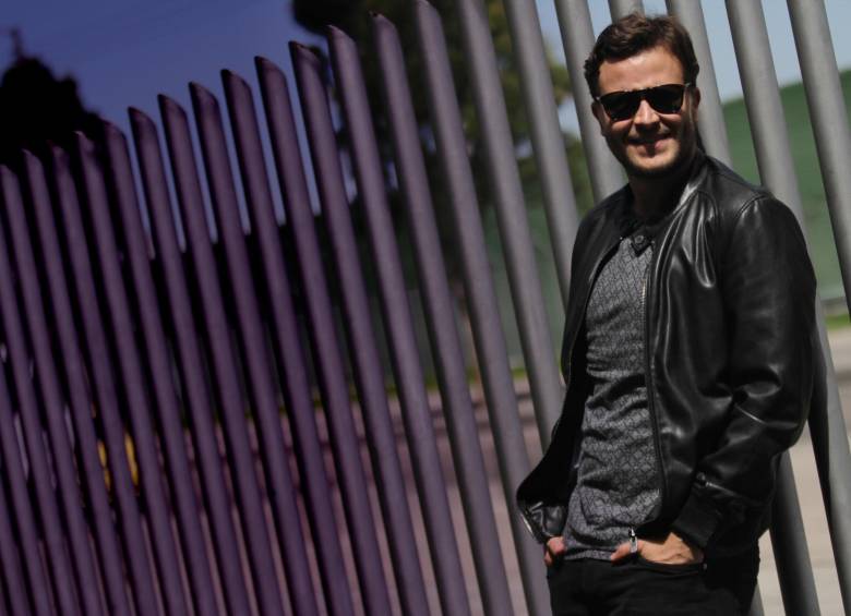 El cantautor se ve por estos días en La voz Teens, asesorando a su grupo de jóvenes, ayudándoles, dice, a cumplir un sueño. También anda con su nueva producción. FOTO colprensa