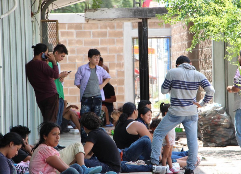 Migrantes en la frontera entre EE. UU. y México. FOTO: EFE
