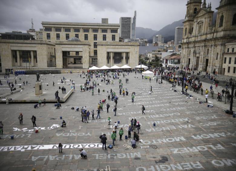 Instalación “Quebrantos” en la Plaza de Bolívar (Bogotá) en junio de este año, en honor a 470 líderes asesinados. FOTO colprensa