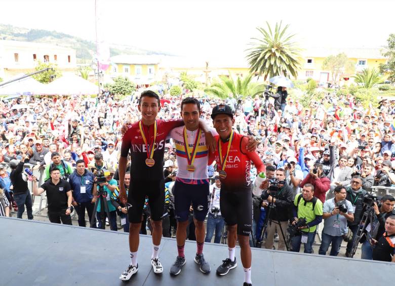 Daniel (centro), Egan (izquierda) y Nairo, los más aplaudidos ayer en el Nacional. FOTO CORTESÍA ÉDER GARCÉS-FEDECICLISMO