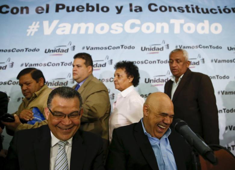 Jesús Torrealba (derecha), secretario de la coalición de partidos opositores de Venezuela (MUD) sonríe junto a colegas políticos durante una conferencia de prensa en Caracas. FOTO reuters