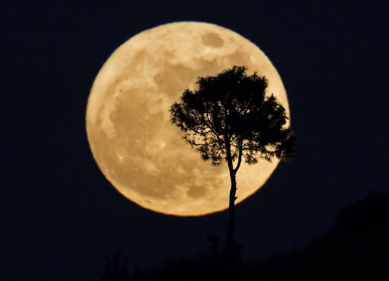 Salida de la luna en Heho, Birmania. FOTO AFP
