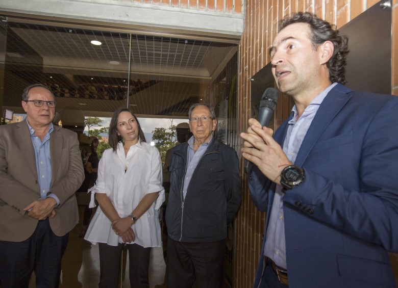 Luis Miguel De Bedout, Martha Ortiz, Juan Gómez y el alcalde Gutiérrez durante el acto. FOTO Edwin Bustamante