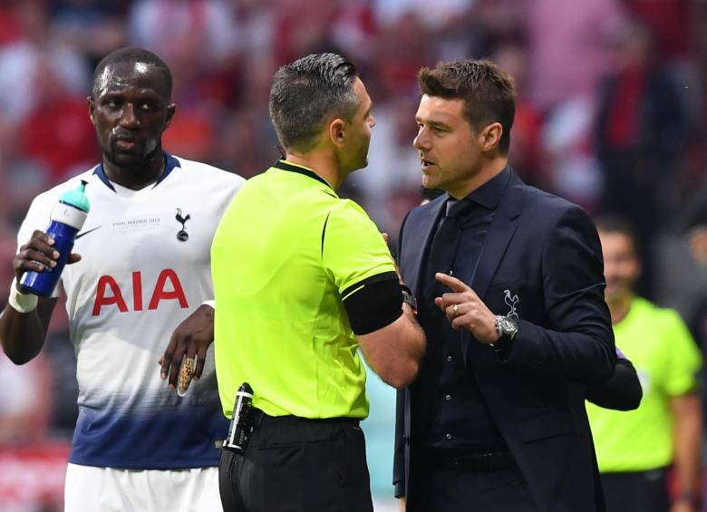 El entrenador de Tottenham Hotspur, Mauricio Pochettino, habla con el árbitro esloveno Damir Skomina junto al mediocampista francés de Tottenham Hotspur Moussa Sissoko durante el último partido de fútbol de la Liga de Campeones de la UEFA entre Liverpool y Tottenham. Foto: AFP