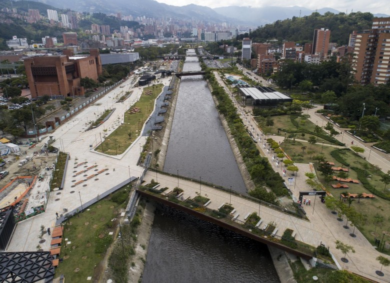 Panorámica aérea del proyecto Parques del Río, etapas 1A y 1B, entre los barrios Conquistadores y Exposiciones, de Medellín. Foto Esteban Vanegas Londoño