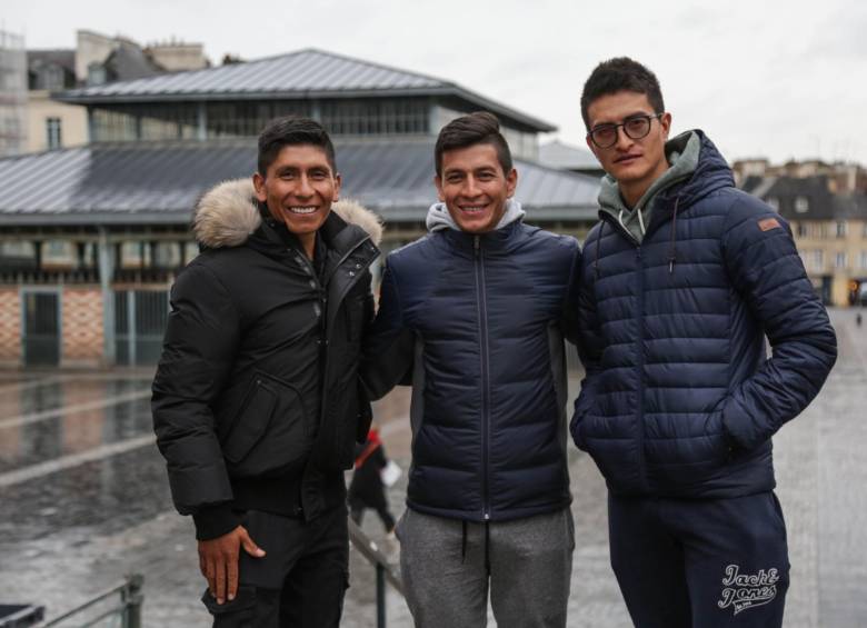 Nairo ya comparte en Francia con su nuevo equipo, en el que están su hermano Dáyer y su amigo Winner Anacona. A los colombianos se les nota felices. FOTO TWIITER ARKÉA