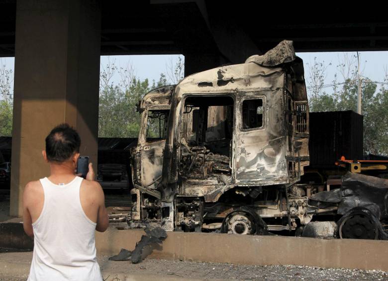 Cientos de autos y camiones quedaron incinerados en la gigantesca explosión que se compara con la detonación de 24 toneladas de TNT. FOTO REUTERS.