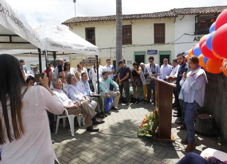 La comunidad ituanguina asistió ayer al parque principal de su municipio para presenciar la ceremonia de apertura. FOTO Cortesía
