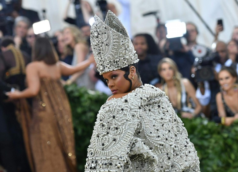 Rihanna causará controversia con su traje y una Mitra, imitando al Papa. FOTO AFP