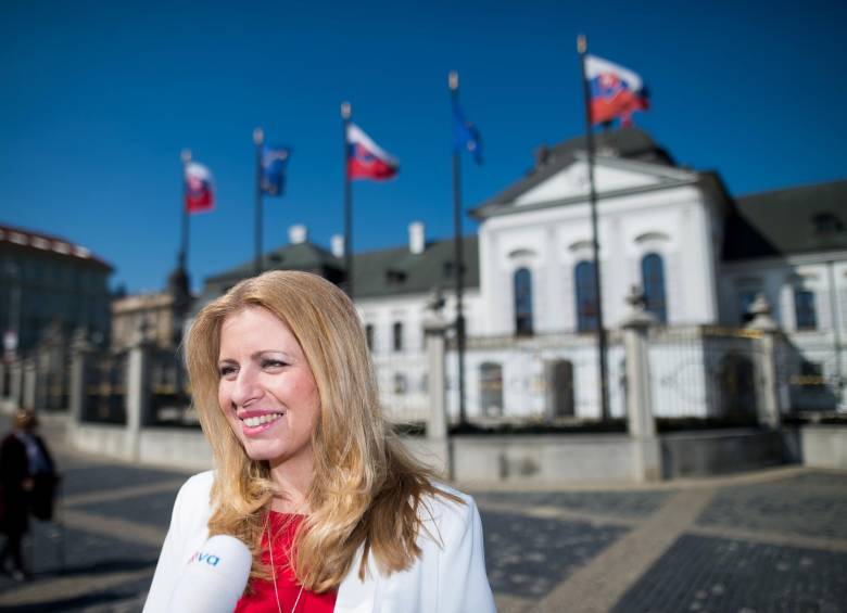 La presidenta electa Zuzana Caputova frente al palacio presidencial en Bratislava. FOTO: AFP