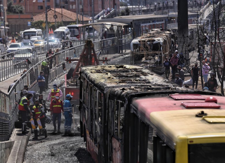 Graves daños y afectaciones al sistema masivo de transporte Transmilenio en la capital, dejaron los disturbios en diferentes zonas de la ciudad. Estos articulados fueron quemados en la Autopista Sur.