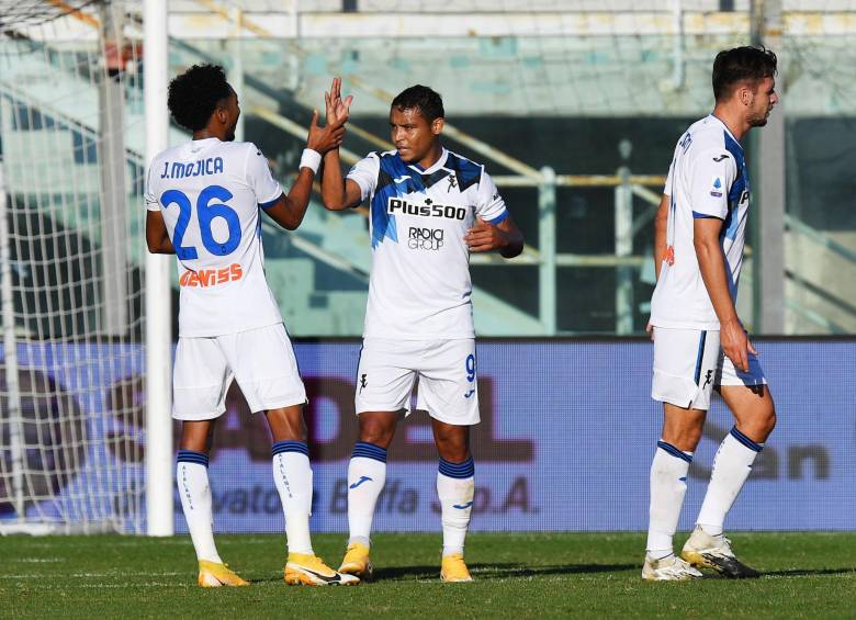 Johan Mojica y Luis Fernando Muriel, dos de los tres colombianos que militan y son figuras con el Atalanta. FOTO efe