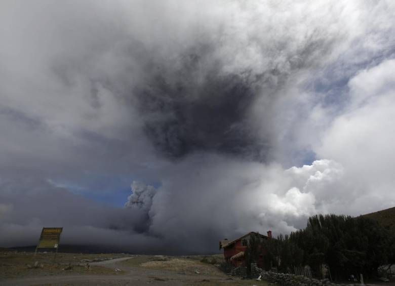 El volcán Cotopaxi registró cuatro explosiones en menos de 12 horas que ocasionaron una lluvia de ceniza en poblaciones como Machachi y el sur de Quito. FOTO AFP