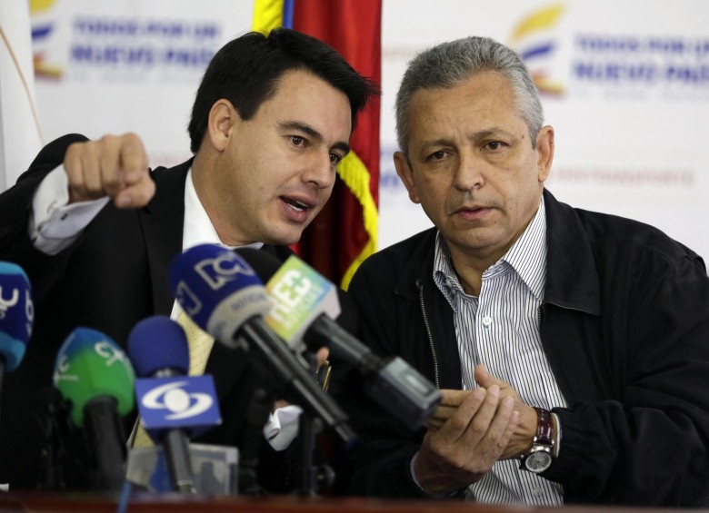 Jorge E. Rojas (izq.), ministro de Transporte, y Orlando Ramírez, líder camionero, anunciaron fin del paro. FOTO cortesía el tiempo