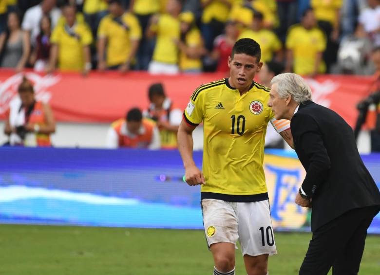 James Rodríguez ha sido la principal ficha de José Pekerman durante su proceso al frente de la Selección Colombia. Ante Paraguay y Uruguay deberá suplir su ausencia. FOTO afp