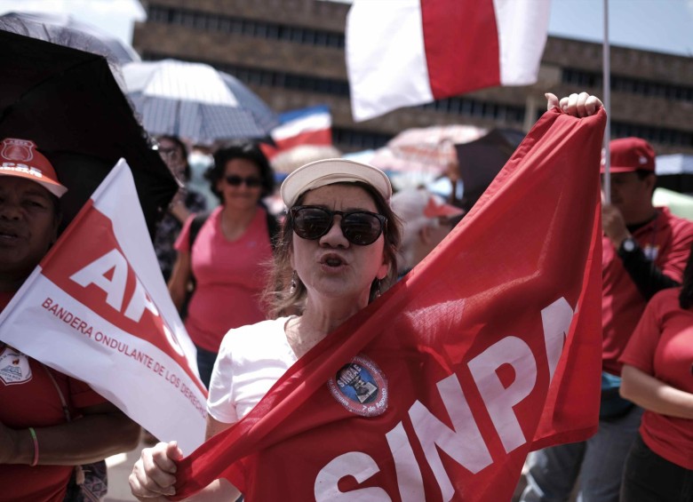 Huelgas en Costa Rica en contra de reforma fiscal del gobierno de Carlos Alvarado Quesada. FOTO: EFE