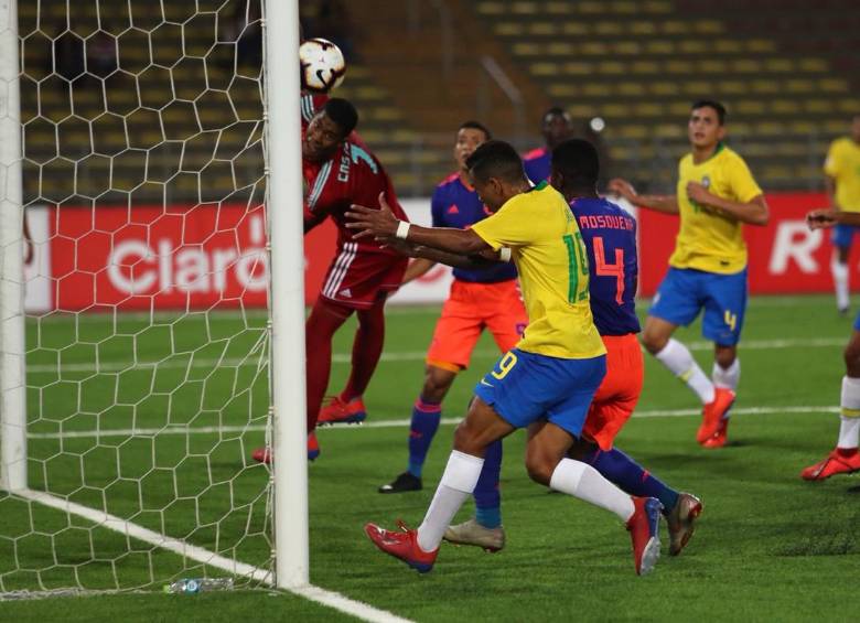 Uno de los problemas que aqueja al fútbol colombiano es la mala definición. Expertos aseguran que desde las categorías menores se debe trabajar ese aspecto. FOTO cortesía sudamericano de perú 