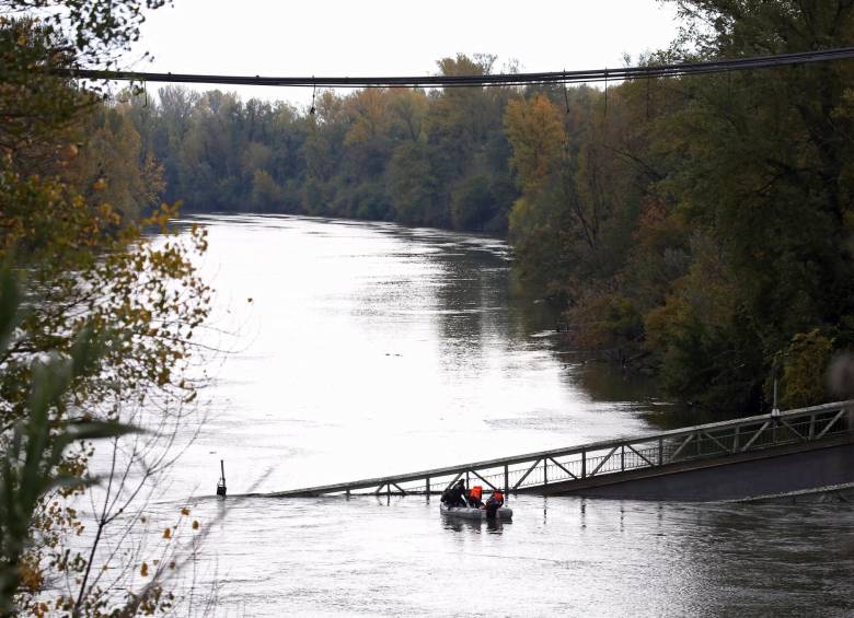 Un muerto y varios desaparecidos por el derrumbe de un puente en Francia. Foto: EFE.