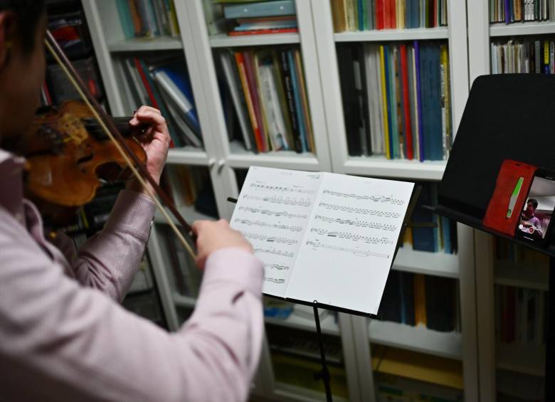 Cada músico se grabó con el celular y luego envió la grabación. FOTO AFP