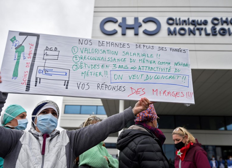 Médicos belgas protestan exigiendo una mejora de sus condiciones laborales en medio de la pandemia. FOTO AFP