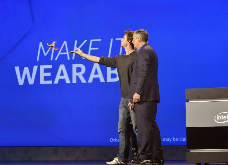 Brian Krzanich, CEO de Intel, mostró Nixie, el proyecto ganador de la competencia ‘Make it Wearable’ y la primera cámara vestible que vuela. FOTO: INTEL CORPORATION