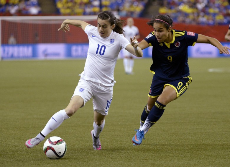 Oriánica Velásquez en la marcación de Karen Carney durante el juego de ayer Inglaterra 2-Colombia 1. FOTO AP