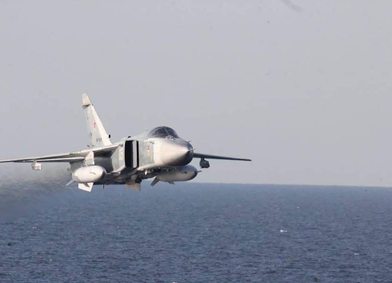 En la imagen un SU-24 ruso. Los caza SU-27 se aproximaron a los p-8 Poseidón norteamericanos y estos “modificaron bruscamente” su rumbo, según las autoridades rusas. FOTO AFP