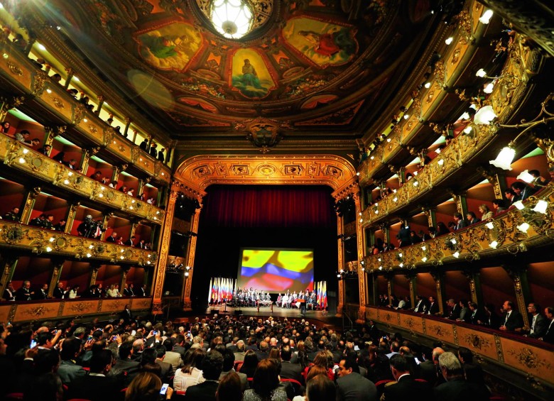 El Teatro Colón en Bogotá fue el nuevo escenario para la firma del Acuerdo Final entre el Gobierno y las Farc, allí asistieron más de 700 personas entre funcionarios del Gobierno, víctimas y diplomáticos. FOTO AP