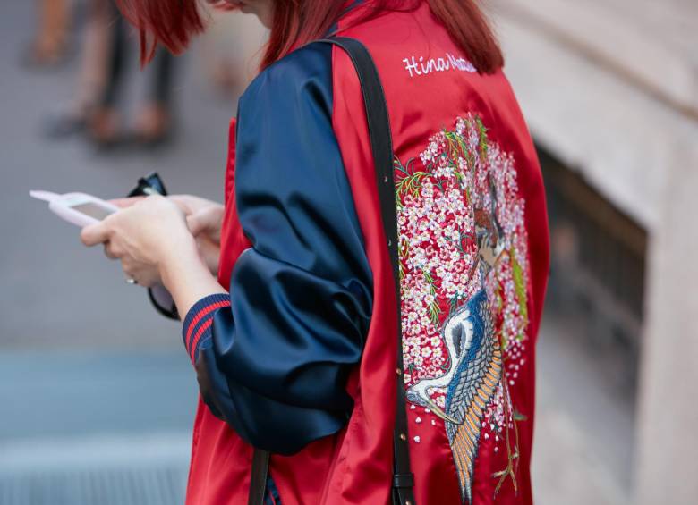 Bomber jacket con estampados. Esta chaqueta, que ya había sido tendencia en 2016, sigue fuerte con parches bordados. FOTO Shutterstock