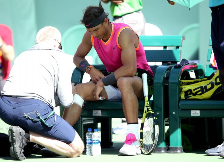 Rafael Nadal vuelve a mostrar problemas físicos. Debió retirarse de Indian Wells. FOTO AFP