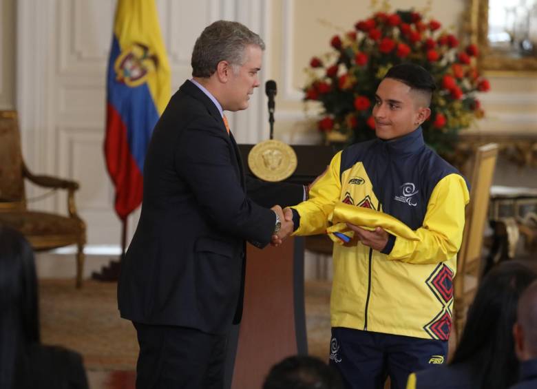 Colombia irá a Lima con 144 hombres y 47 mujeres. El presidente Duque le entregó la bandera a Alejandro Perea. FOTO mindeporte