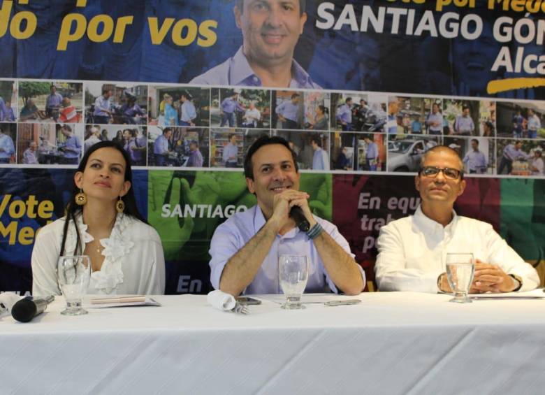 Maria Fernanda Galeano, exsecretaria de Desarrollo Económico; Santiago Gómez, candidato a la Alcaldía de Medellín, y Luis Guillermo Patiño, exsecretario de Educación. FOTO: Cortesía