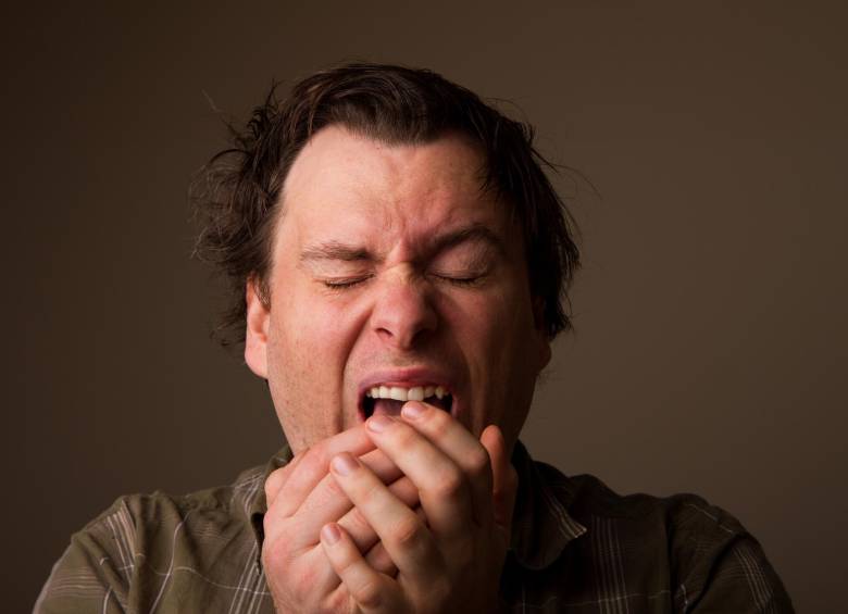 Con las manos, con un pañuelo, con la ropa. ¿Cómo debe cubrirse cuando siente que se acerca un estornudo?. FOTO Shutterstock
