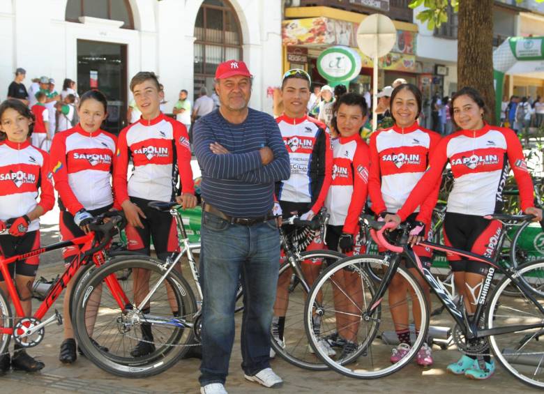 De izquierda a derecha: Jacobo Domínguez, Tania Ramírez, Marlon Patiño, Alejandro Bernal, Samuel Ocampo, Camila Atahualpa, Carol Henao y Hernando Gaviria (técnico de La Ceja). FOTO rodrigo mora. 