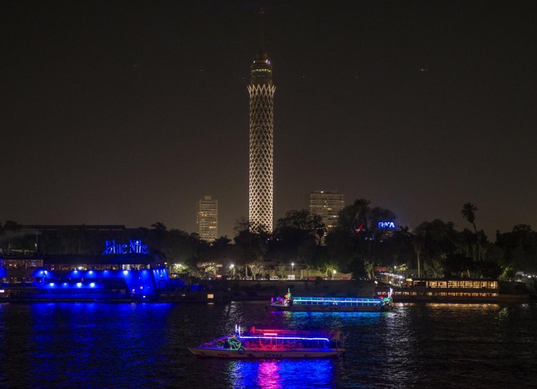 Así estaba la Torre de El Cairo, en Egipto, antes de apagar las luces. FOTO: CORTESÍA EFE